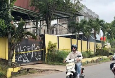 Solar dari gudang minyak di Paal Merah bocor dan tumpah ke Jalan Marsda Abdulrahman hingga membuat jalan licin dan membahayakan pengguna jalan. Artikel ini telah tayang di TribunJambi.com dengan judul Gudang Minyak Diduga Ilegal di Paal Merah Jambi Dipasangi Garis Polisi, Solar Sempat Tumpah ke Jalan, https://jambi.tribunnews.com/makalam/1184747/gudang-minyak-diduga-ilegal-di-paal-merah-jambi-dipasangi-garis-polisi-solar-sempat-tumpah-ke-jalan. Penulis: Srituti Apriliani Putri | Editor: Nurlailis