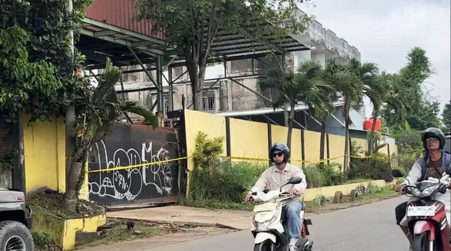 Solar dari gudang minyak di Paal Merah bocor dan tumpah ke Jalan Marsda Abdulrahman hingga membuat jalan licin dan membahayakan pengguna jalan. Artikel ini telah tayang di TribunJambi.com dengan judul Gudang Minyak Diduga Ilegal di Paal Merah Jambi Dipasangi Garis Polisi, Solar Sempat Tumpah ke Jalan, https://jambi.tribunnews.com/makalam/1184747/gudang-minyak-diduga-ilegal-di-paal-merah-jambi-dipasangi-garis-polisi-solar-sempat-tumpah-ke-jalan. Penulis: Srituti Apriliani Putri | Editor: Nurlailis